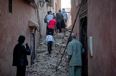 Menschen verlassen die Altstadt von Marrakesch am Morgen nach dem Erdbeben (Bild: Fadel Senna/AFP)