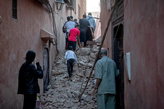 Menschen verlassen die Altstadt von Marrakesch am Morgen nach dem Erdbeben (Bild: Fadel Senna/AFP)