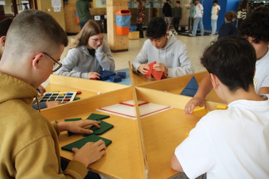 Mathematik zum Anfassen an der Bischöflichen Schule St. Vith (Bild: Lindsay Ahn/BRF)