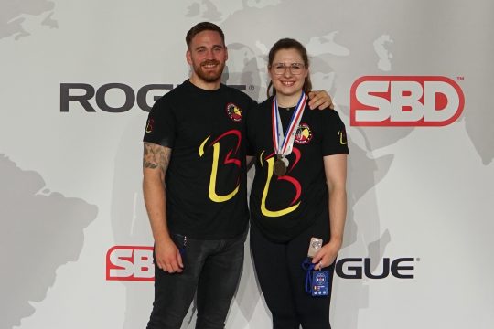 Coach Mark Hosmar und Anne-Sophie Jost bei den "Western European Championships Open Powerlifting" auf Island (Bild: privat)