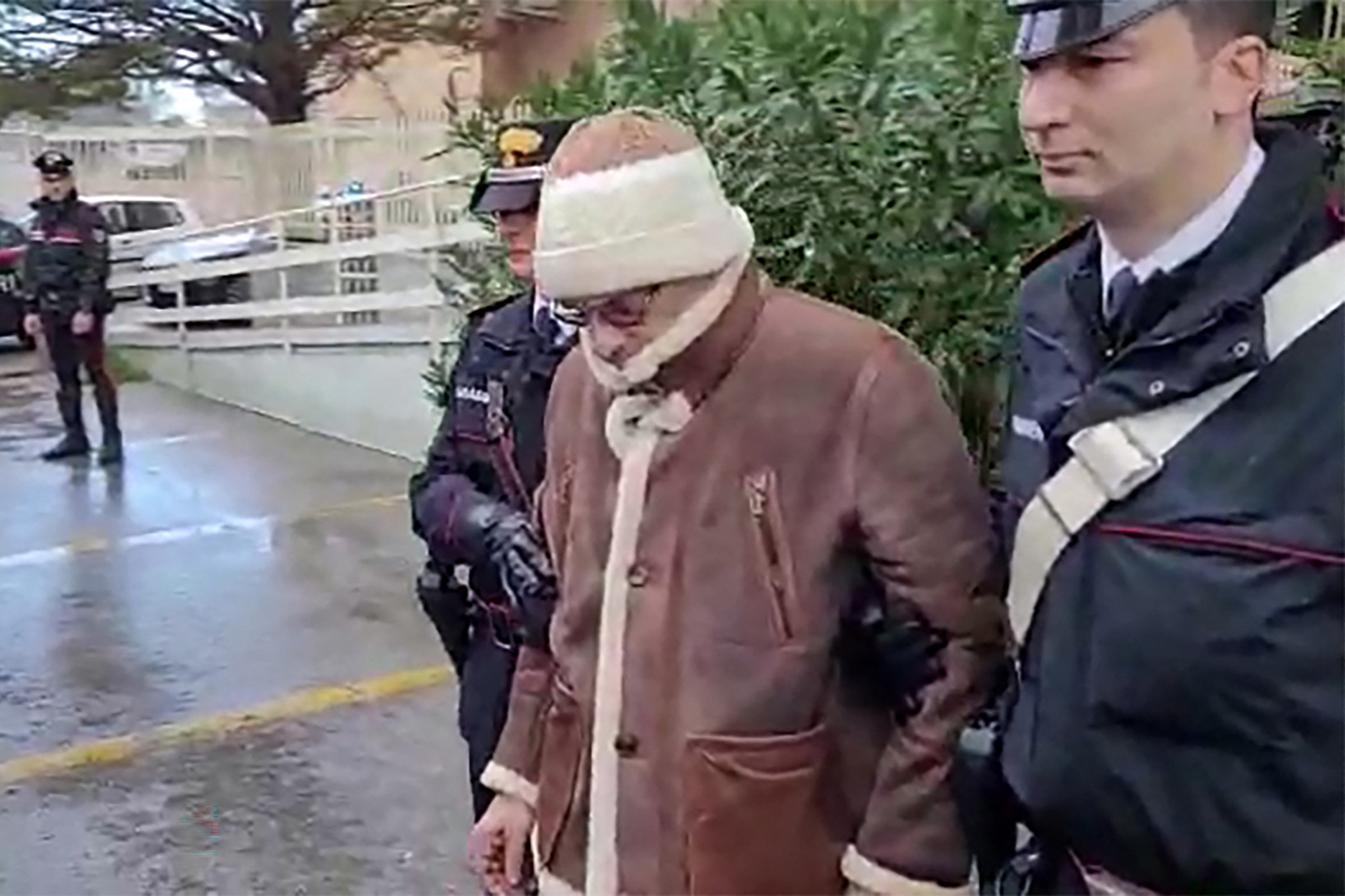 Der Videoausschnitt zeigt den Mafia-Boss Messina Denaro, wie er von Carabinieri abgeführt wird (Bild: Handout/Italian Carabinieri Press Office/AFP)