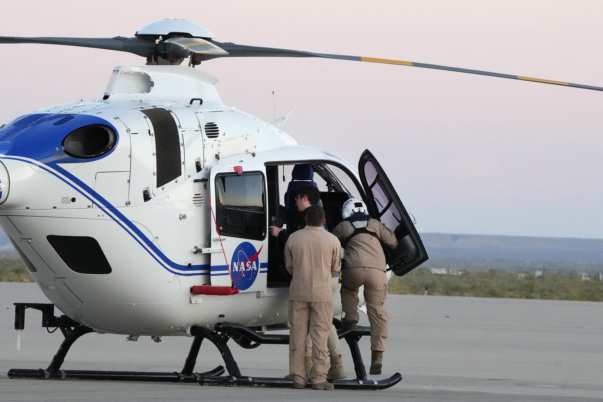 Nasa-Mitarbeiter auf dem Weg in die Wüste von Utah, um die Geröllprobe aufzulesen (Bild: George Frey/AFP)