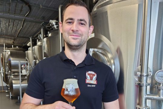 Eric Lampertz mit einem "Mosaic" in seiner Brauerei Nova Villa in Neundorf