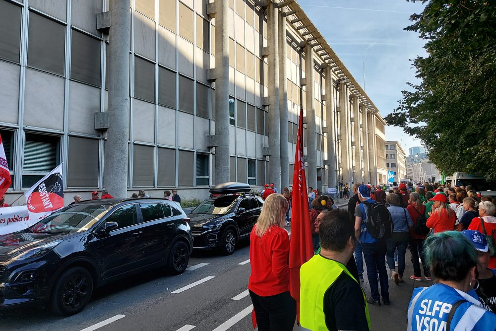 Onem-Mitarbeiter demonstrieren vor dem nationalen Arbeitsamt in Brüssel (Bild: Axel Cleenewerck/Belga)