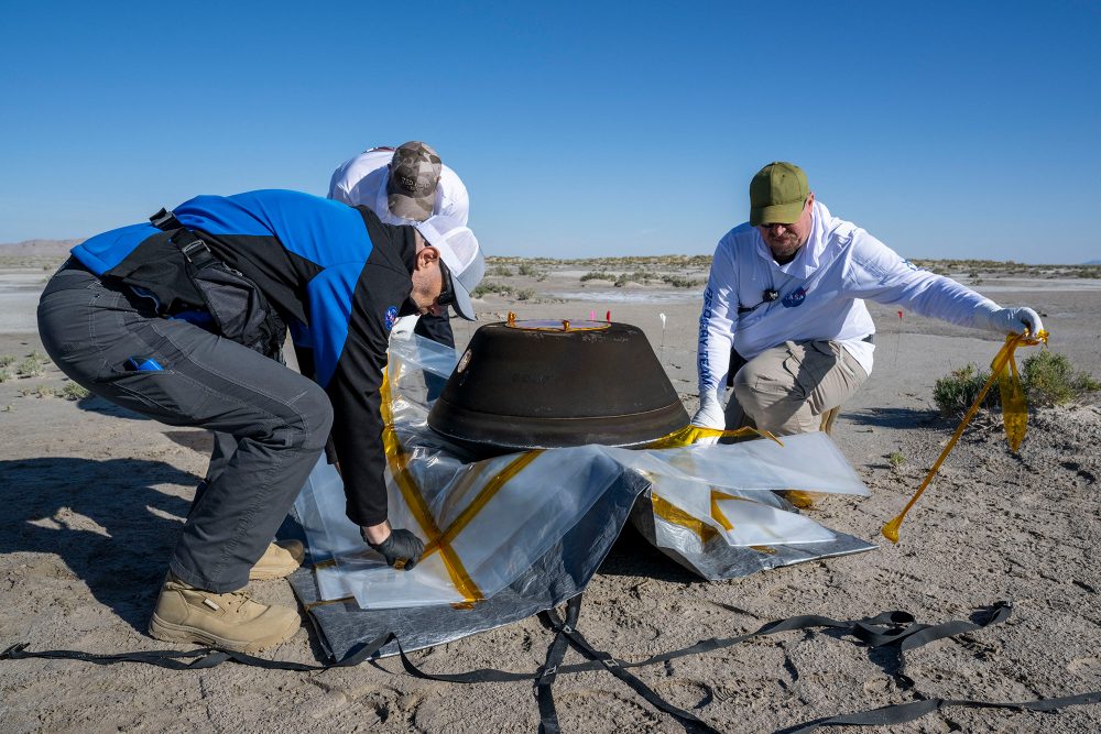 Wissenschaftler bereiten die Sonde mit Gesteinsproben vom Asteroiden Bennu in der Wüste von Utah für den Transport vor (Bild: Keegan Barber/AFP/Nasa)