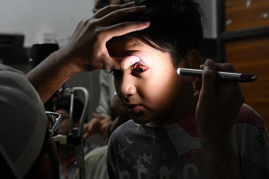 In Pakistan haben sich viele Kinder mit Bindehautentzündung infiziert (Bild: Farooq Naeem/AFP)