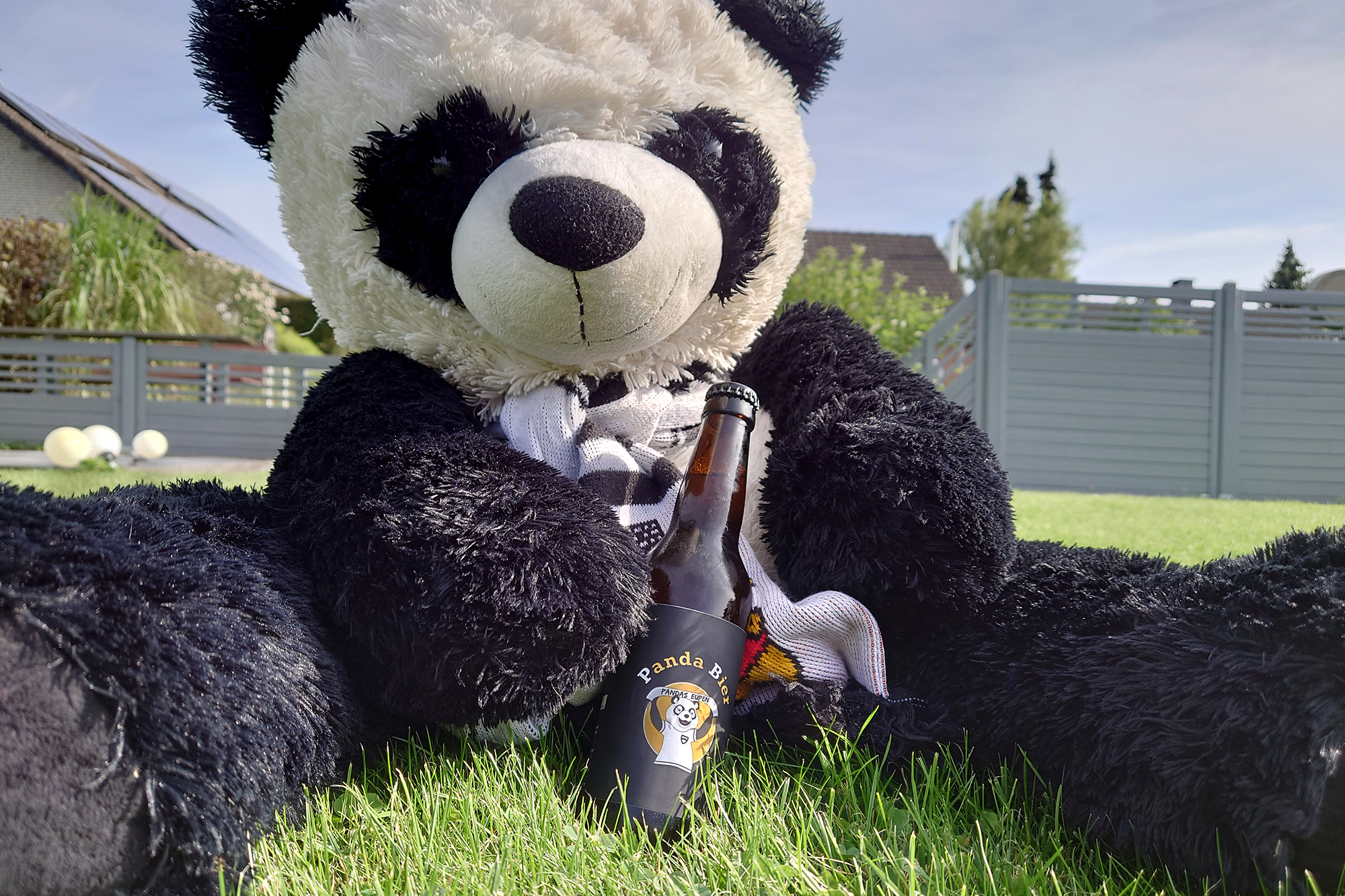 Der Fanclub der AS Eupen hat nun sein eigenes Panda-Bier (Bild: Katrin Margraff/BRF)