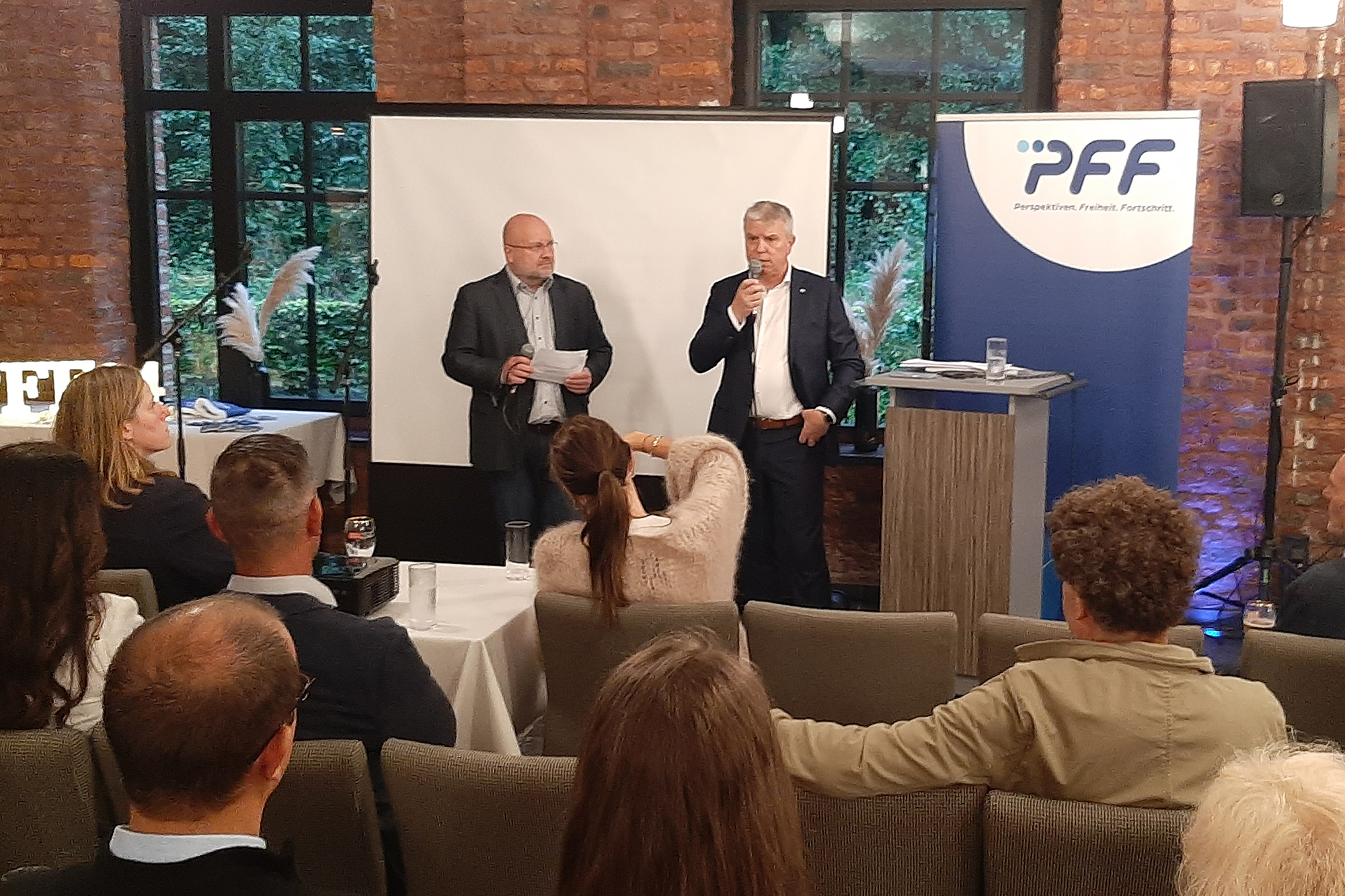Gregor Freches tritt als Spitzenkandidat der PFF für die PDG-Wahlen an - links Moderator André Frédéric (Bild: Manuel Zimmermann/BRF)