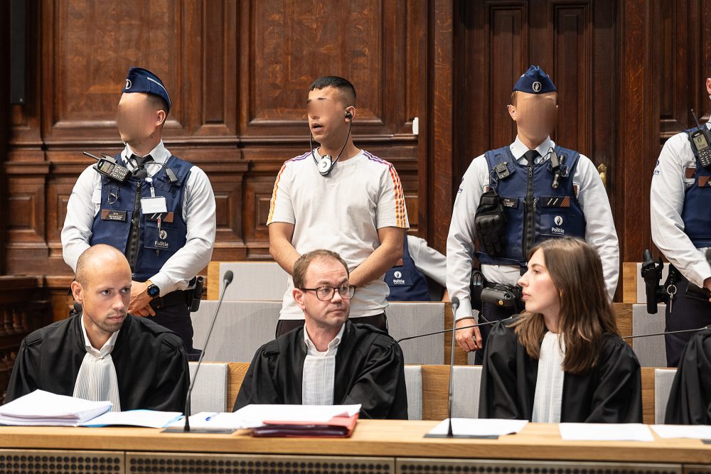 In der Mitte stehend einer der Angeklagten in Antwerpen (Bild: James Arthur Gekiere/Belga)