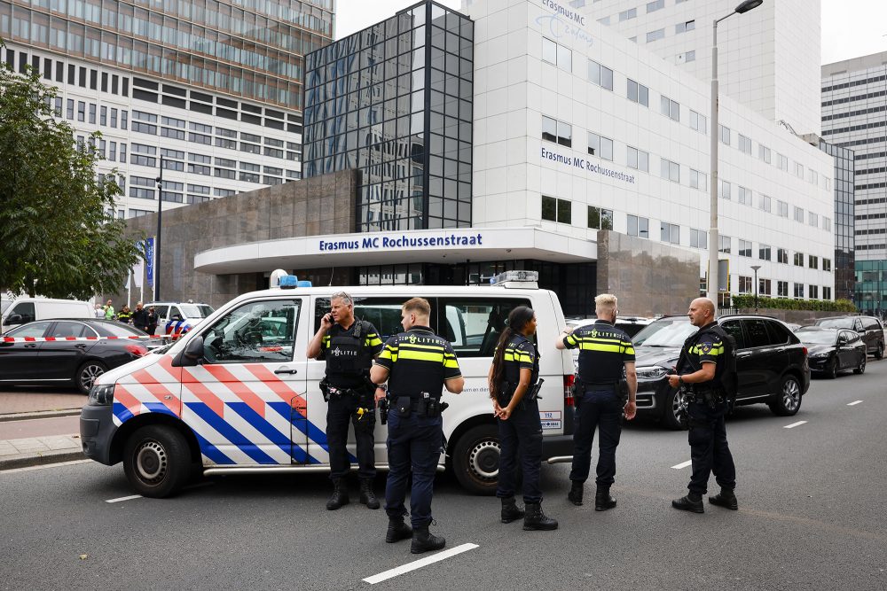 Niederländische Polizisten vor dem Erasmus-Krankenhaus in Rotterdam (Bild: Bas Czerwinski/ANP/AFP)