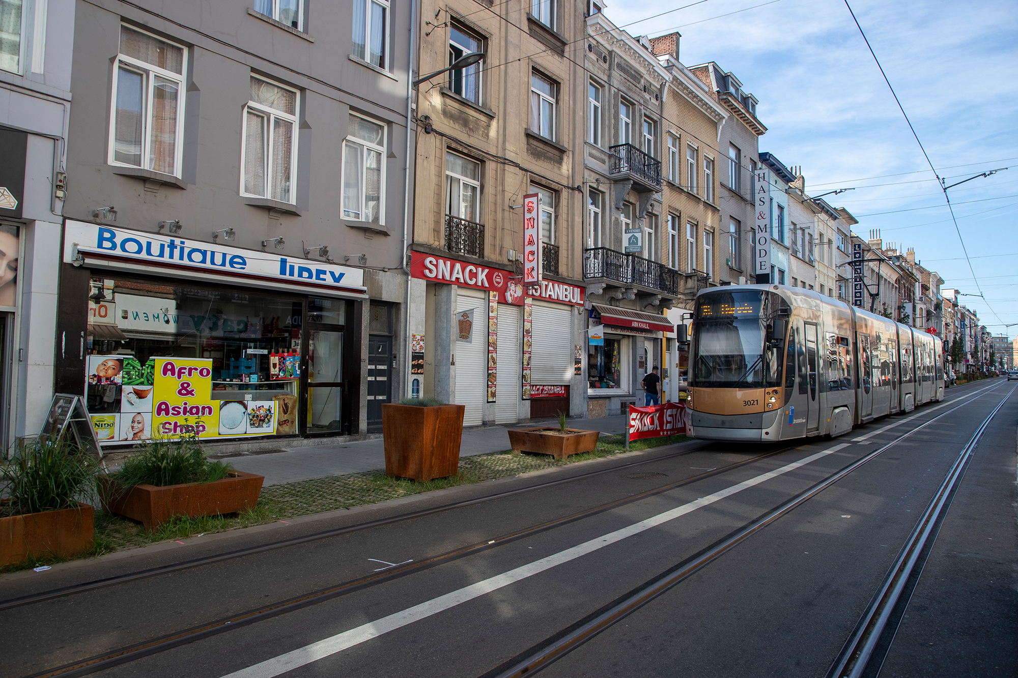 Rue Wayez / Wayezstraat in Anderlecht in der Nähe des Ortes, an dem ein Mann in seinem Fahrzeug getötet wurde (Bild: Nicolas Maeterlinck/Belga)