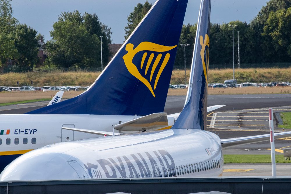 Ryanair-Flugzeug auf dem Flughafen Charleroi