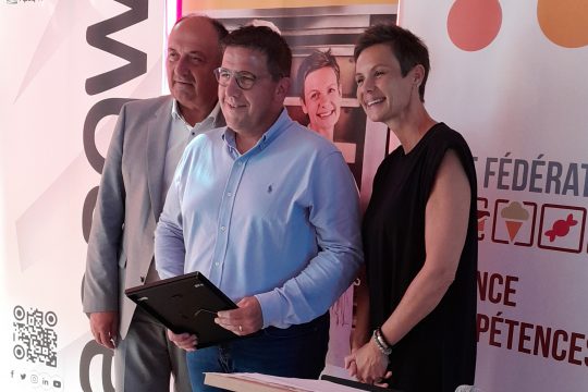 Bäcker und Konditor Arnaud Schreiber mit Landwirtschaftsminister Willy Borsus und Projektpatin Sandrine Dans (Bild: Apaq-W)