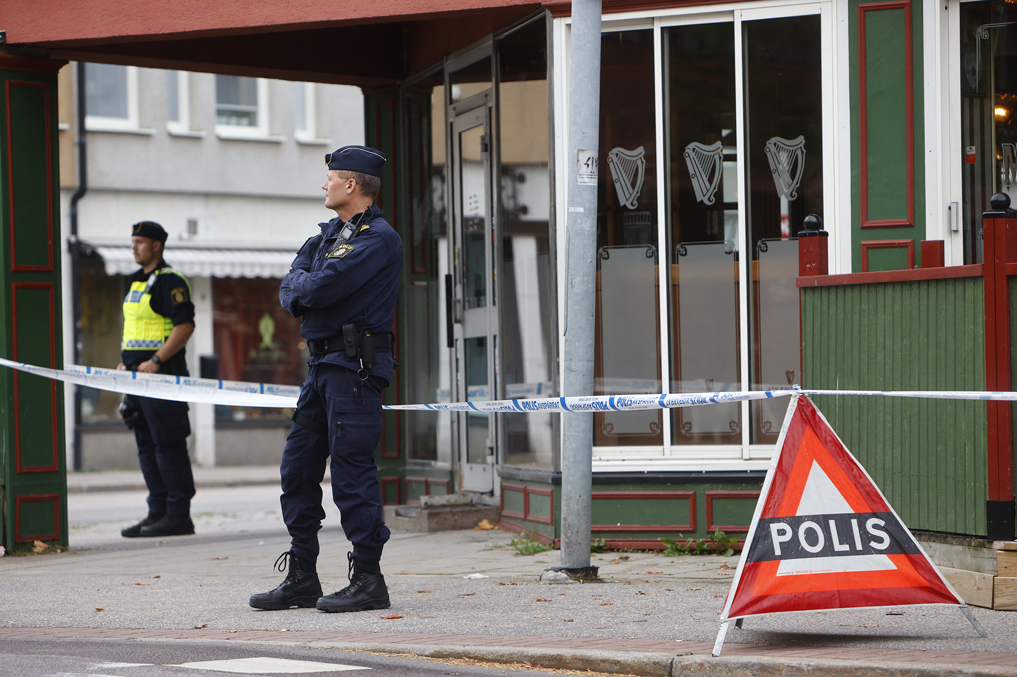 Polizisten bewachen am Tag nach der Schießerei den Tatort (Bild: Henrik Hansson/ TT News Agency/AFP)