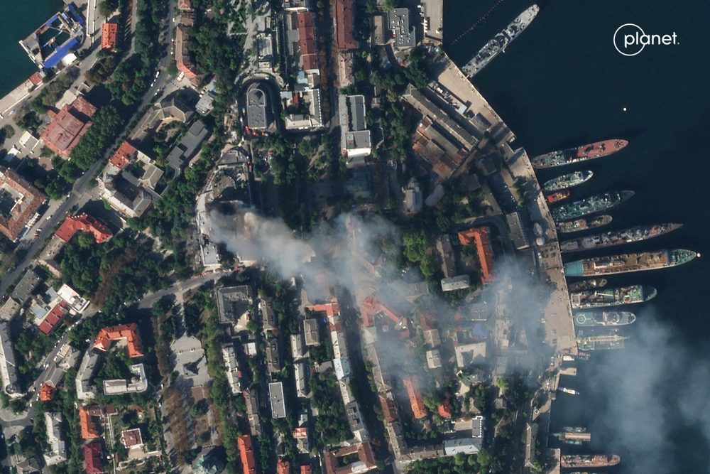 Angriff auf das Hauptquartier der russischen Schwarzmeerflotte in der Hafenstadt Sewastopol (Bild: Handout/Planet Labs PBC/AFP)