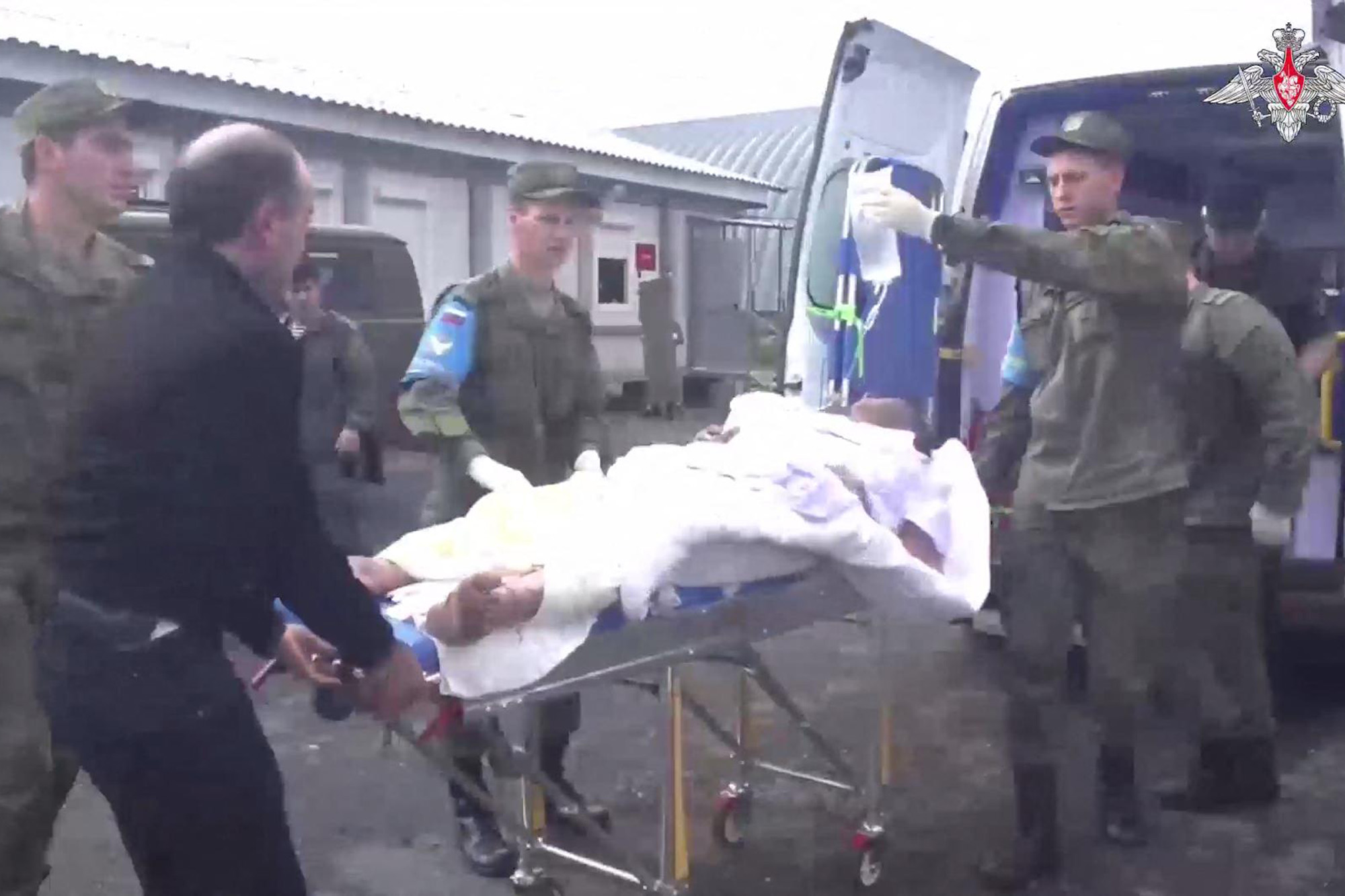 Militärärzte helfen Verwundeten in der Nähe von Stepanakert (Bild: Russisches Verteidigungsministerium/AFP)
