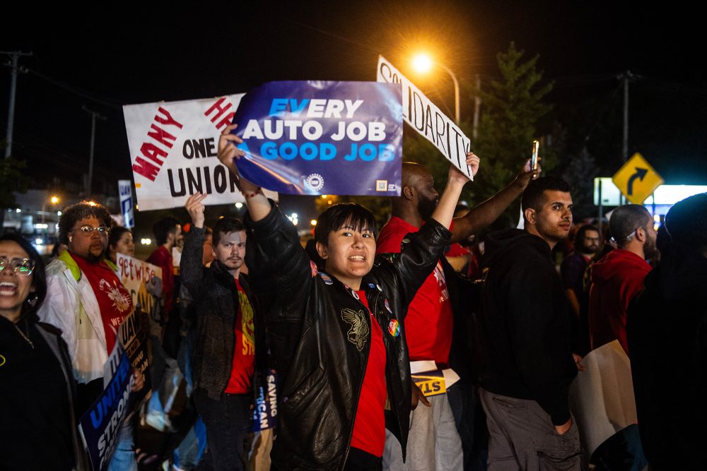 Streikende vor dem Sitz der Gewerkschaft UAW gegenüber dem Ford-Montagewerk in Wayne im US-Bundesstaat Michigan (Bild: Matthew Hatcher/AFP)