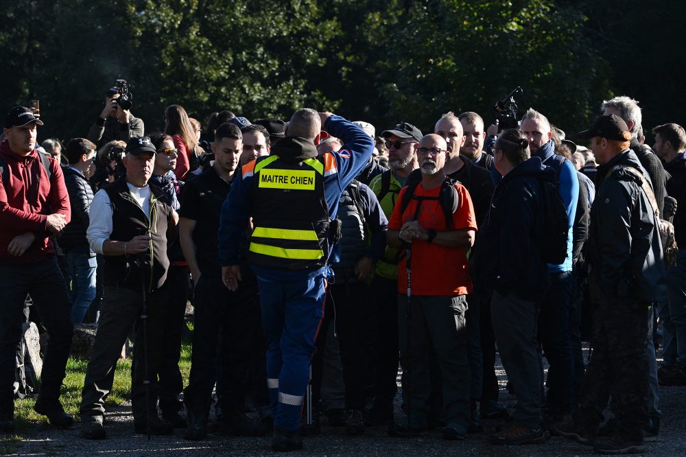 Über 200 Freiwillige suchen vermisste 15-Jährige im Elsass (Bild: Patrick Hertzog/AFP)