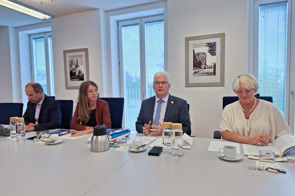 Greffier Stephan Thomas, Vizepräsidentin Liesa Scholzen (ProDG), Parlamentspräsident Charles Servaty (SP), Vizepräsidentin Patricia Creutz-Vilvoye (CSP) - Bild: Dogan Malicki/BRF