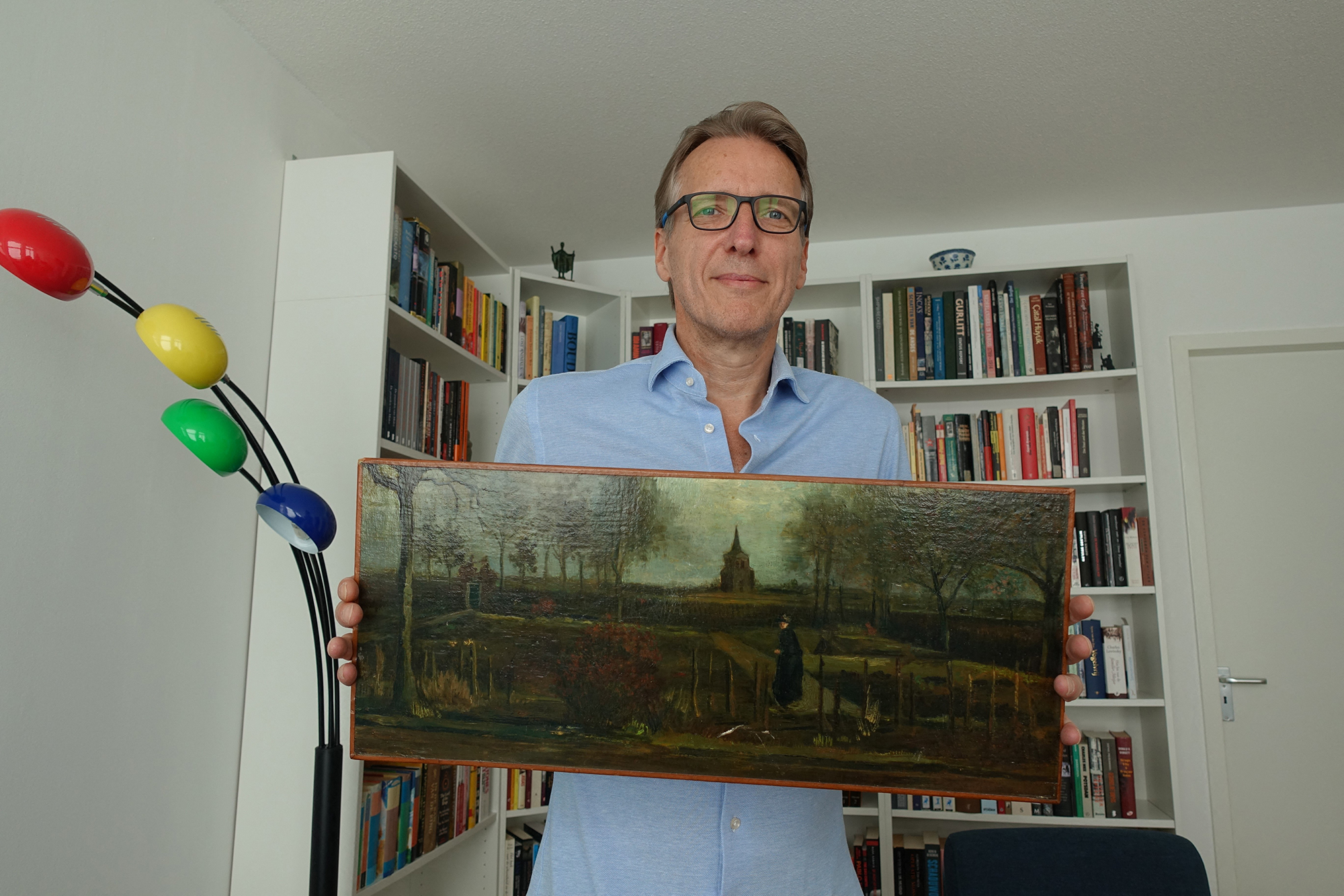 Kunstdetektiv Arthur Brand mit van Goghs Gemälde "Frühlingsgarten. Der Pfarrgarten von Nuenen" (Bild: Handout/Arthur Brand/AFP)