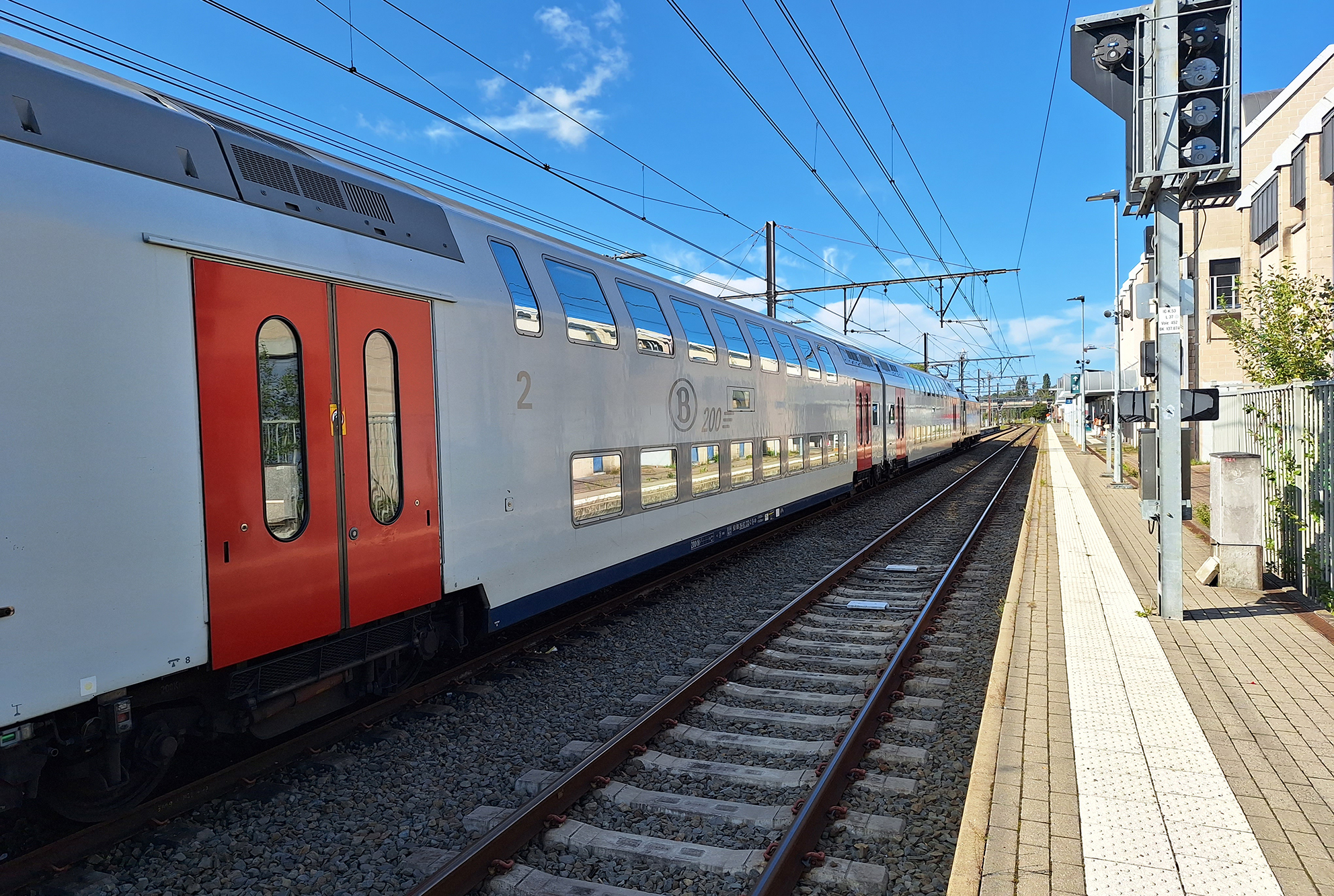 Zug der SNCB am Bahnhof Welkenraedt (Bild: Dogan Malicki/BRF)