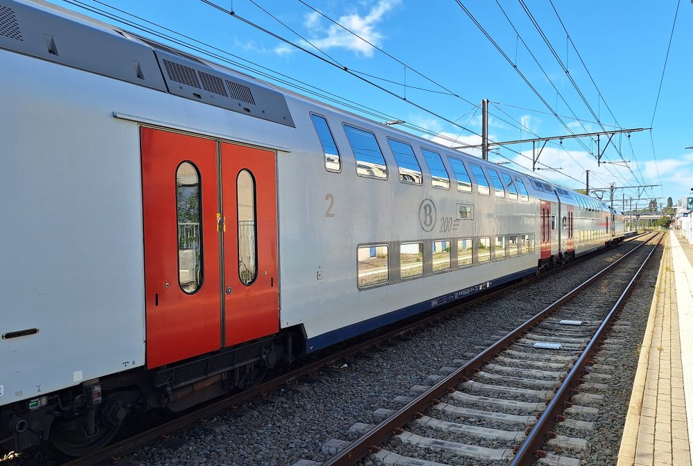 Zug der SNCB am Bahnhof Welkenraedt