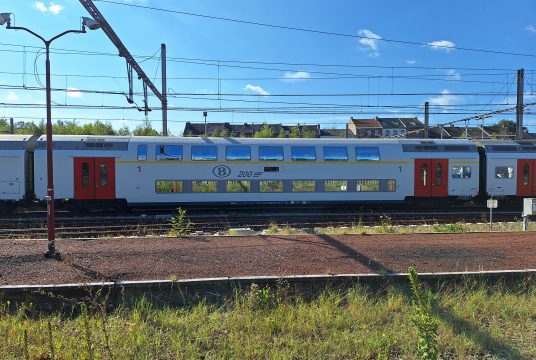 Zug der SNCB am Bahnhof Welkenraedt (Bild: Dogan Malicki/BRF)