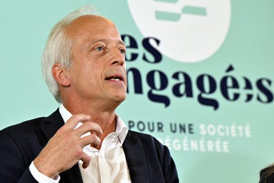 Yves Coppieters bei der Pressekonferenz von "Les Engagés" (Bild: Eric Lalmand/Belga)