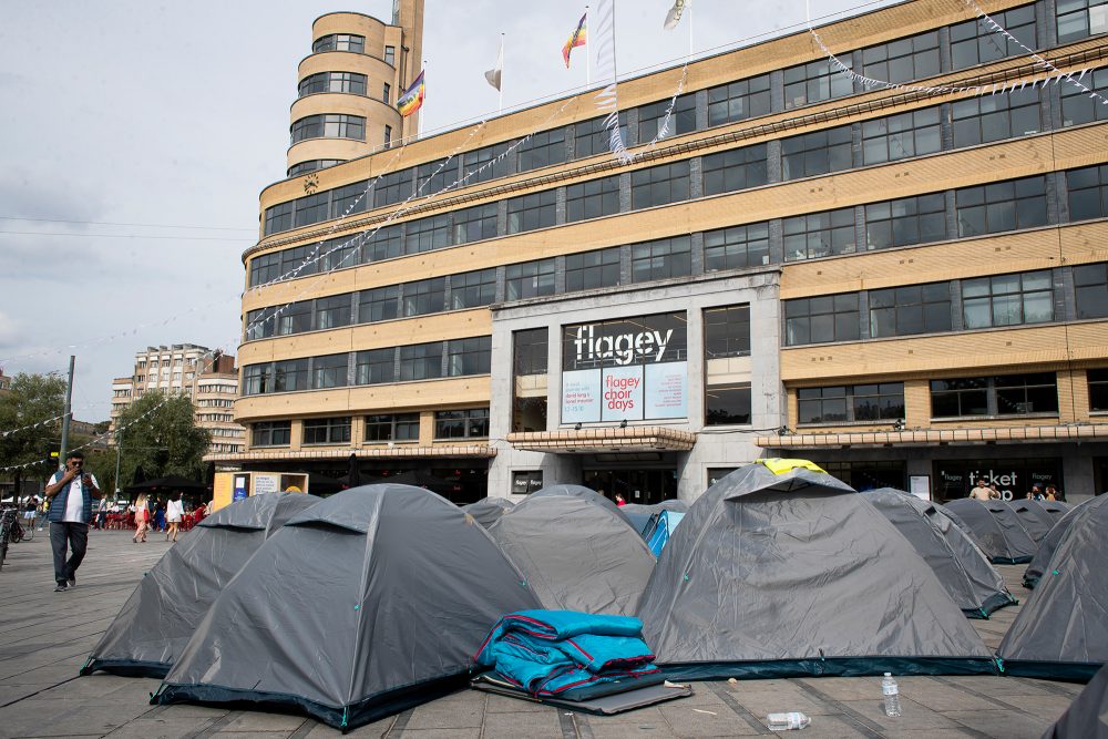 Zelte auf dem Flagey-Platz in Brüssel (Bild: Kristof Van Accom/Belga)