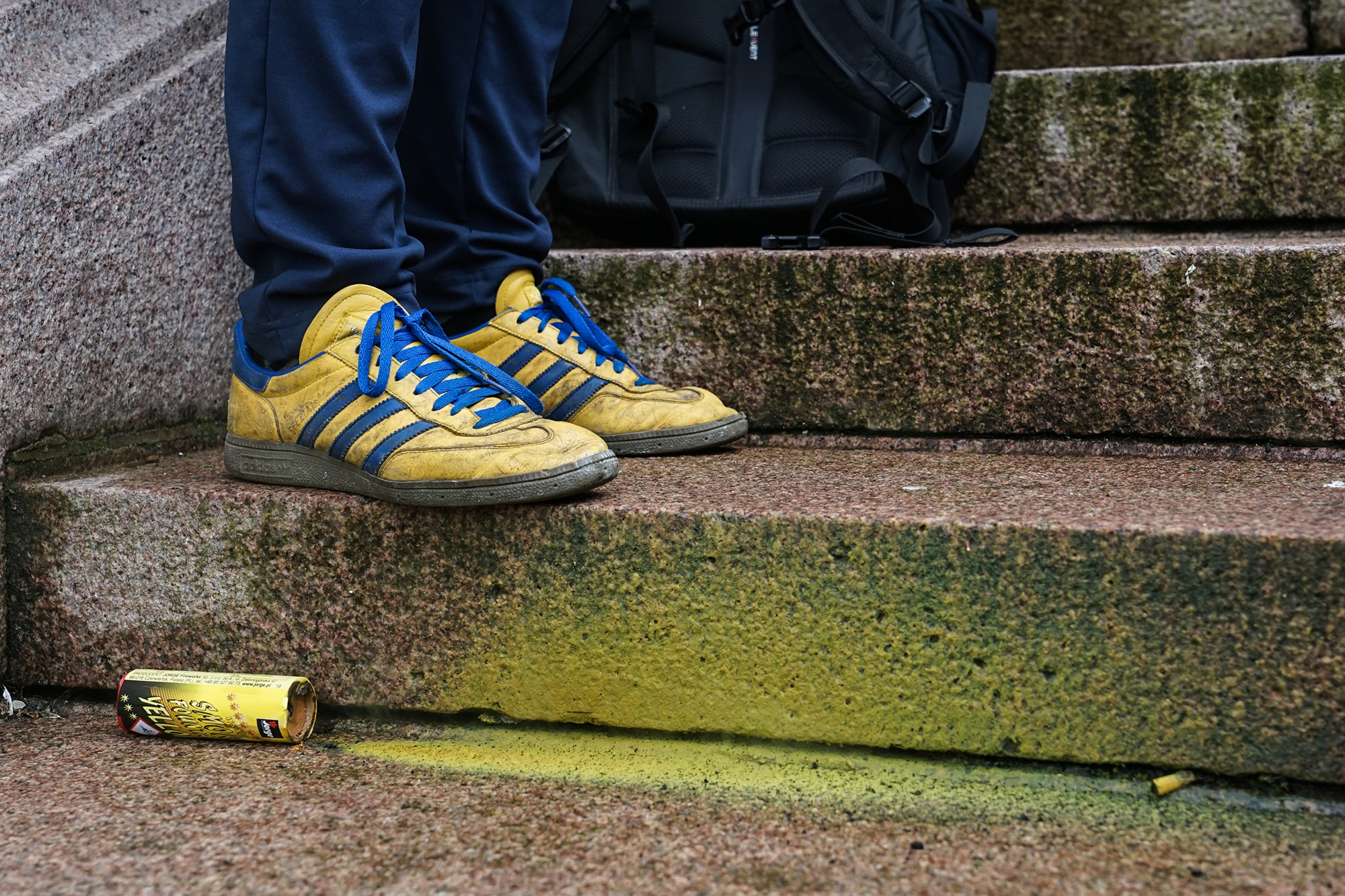 Schuhe eines Union-Fans nach dem letzten "Zwanze"-Derby (Bild: Juliette Bruynseels/Belga)