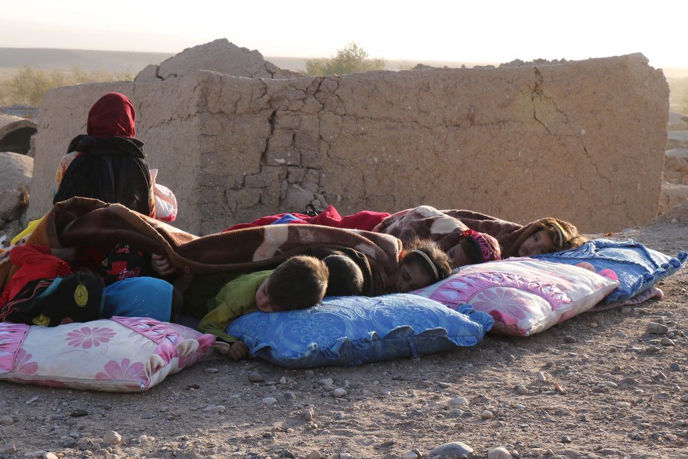 Afghanische Kinder in einem vom Erdbeben zerstörten Dorf in der Provinz Herat (Bild: Mohsen Karimi/AFP)