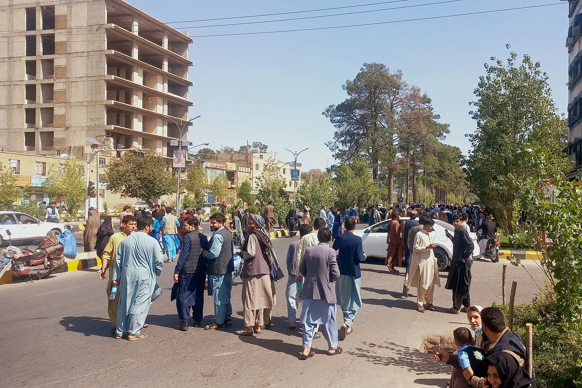 In der Stadt Herat sind die Menschen wegen der Beben aus ihren Häusern gerannt (Bild: AFP)
