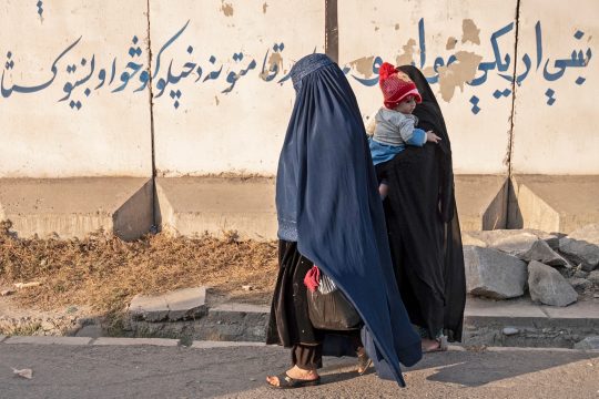 Frauen mit Kind in der afghanischen Stadt Jalalabad