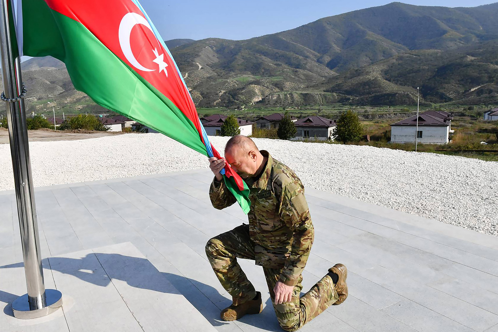 Aliyew hisst aserbaidschanische Flaggen in Berg-Karabach (Bild: Azerbaijani Presidential Press/ AFP)