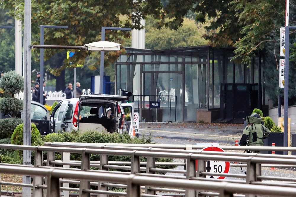 Das von den beiden Angreifern für ihren Anschlag benutzte Fahrzeug in der Nähe des Innenministeriums in Ankara (Bild: Adem Altan/AFP)