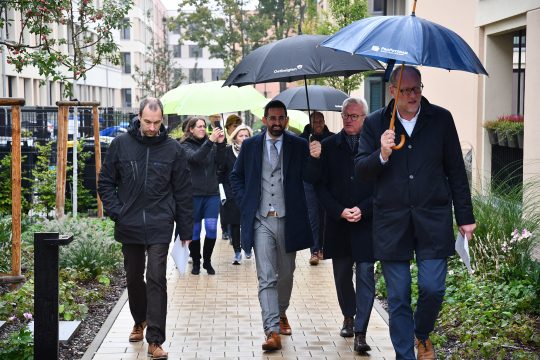 Minister Antoniadis besuchte in Berlin unter anderem ein Vorzeigeprojekt im öffentlich geförderten Wohnungsbau (Bild: MIL)