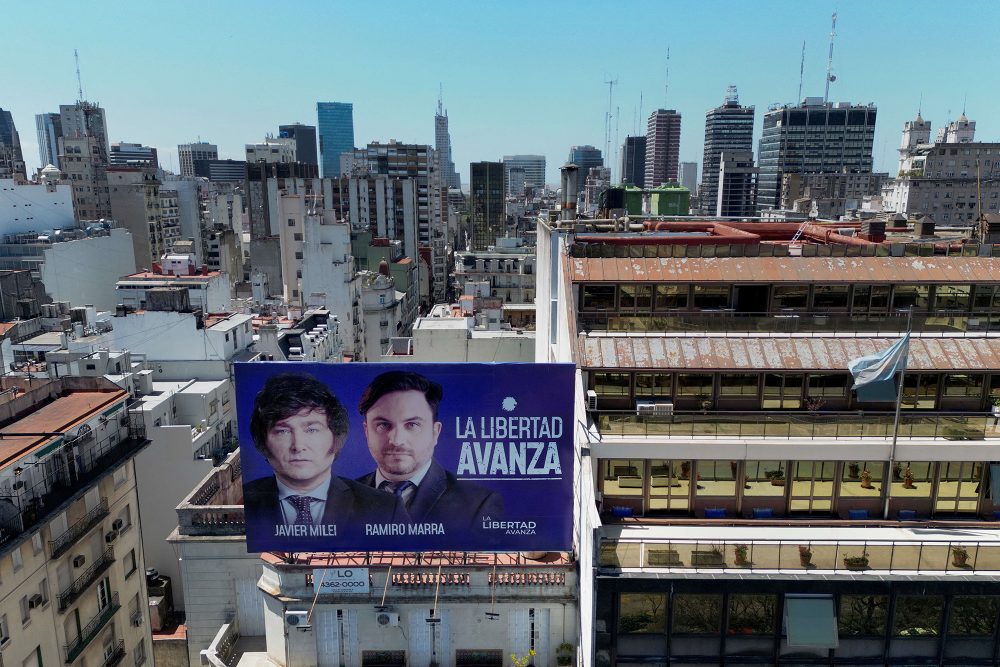 Wahlwerbung für die Partei La Libertad Avanza von Javier Milei in Buenos Aires (Bild: Luis Robayo/AFP)