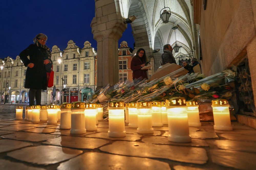 Kerzen und Blumen für den getöteten Lehrer Dominique Bernard (Bild: Denis Charlet/AFP)