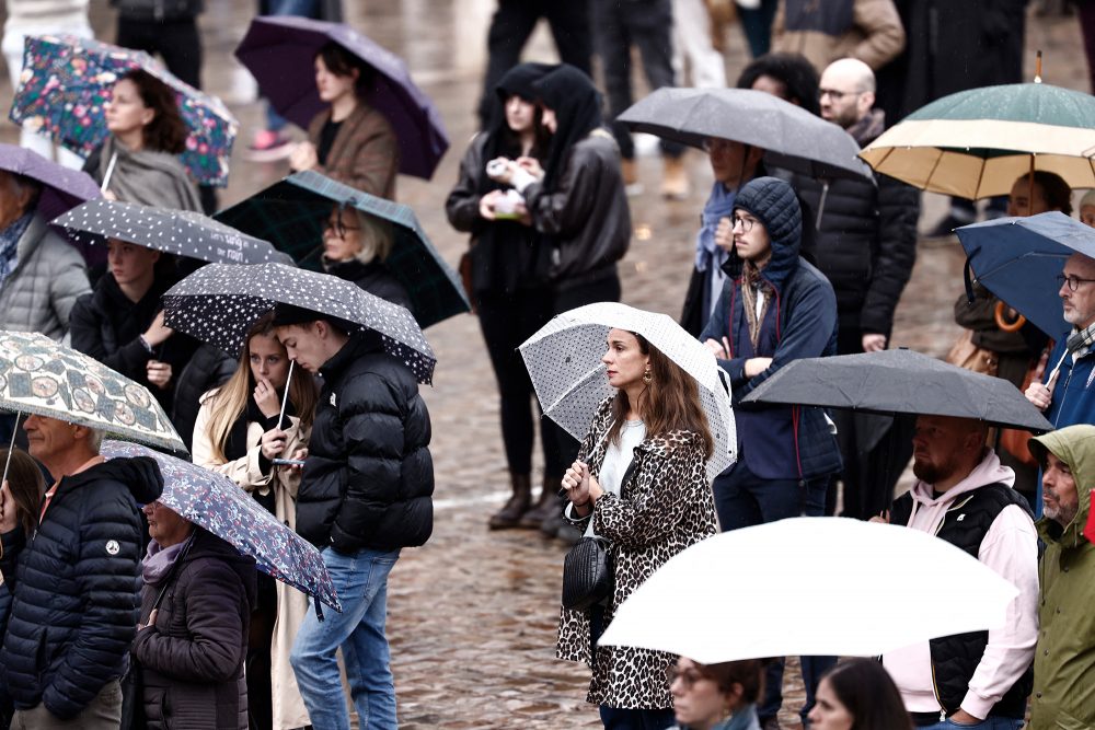 Bewohner von Arras am Tag der Trauerfeier vor dem Rathaus der nordfranzösischen Stadt (Bild: Sameer Al-Doumy/AFP)