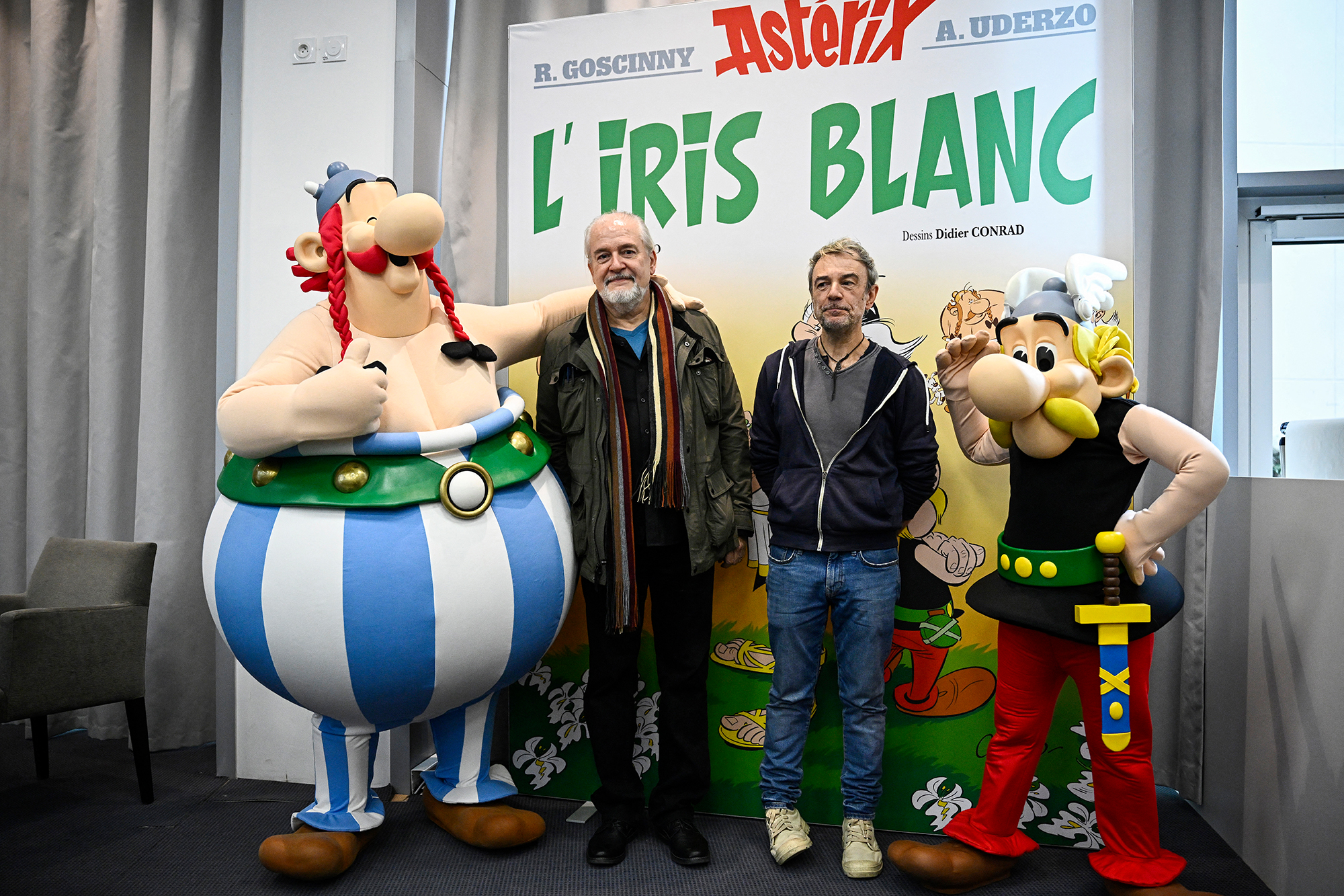 Comiczeichner Didier Conrad und Texter Fabrice Caro alias Fabcaro mit Asterix und Obelix bei der Vorstellung in Vanves (Bild: Julien De La Rosa/AFP)
