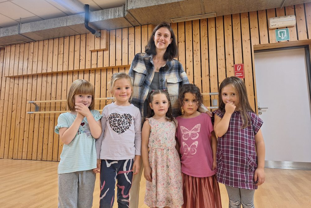 Tanzlehrerin Nathalie Schaus mit Kindern aus dem Tanz- und Bewegungskurs (Bild: Dogan Malicki/BRF)