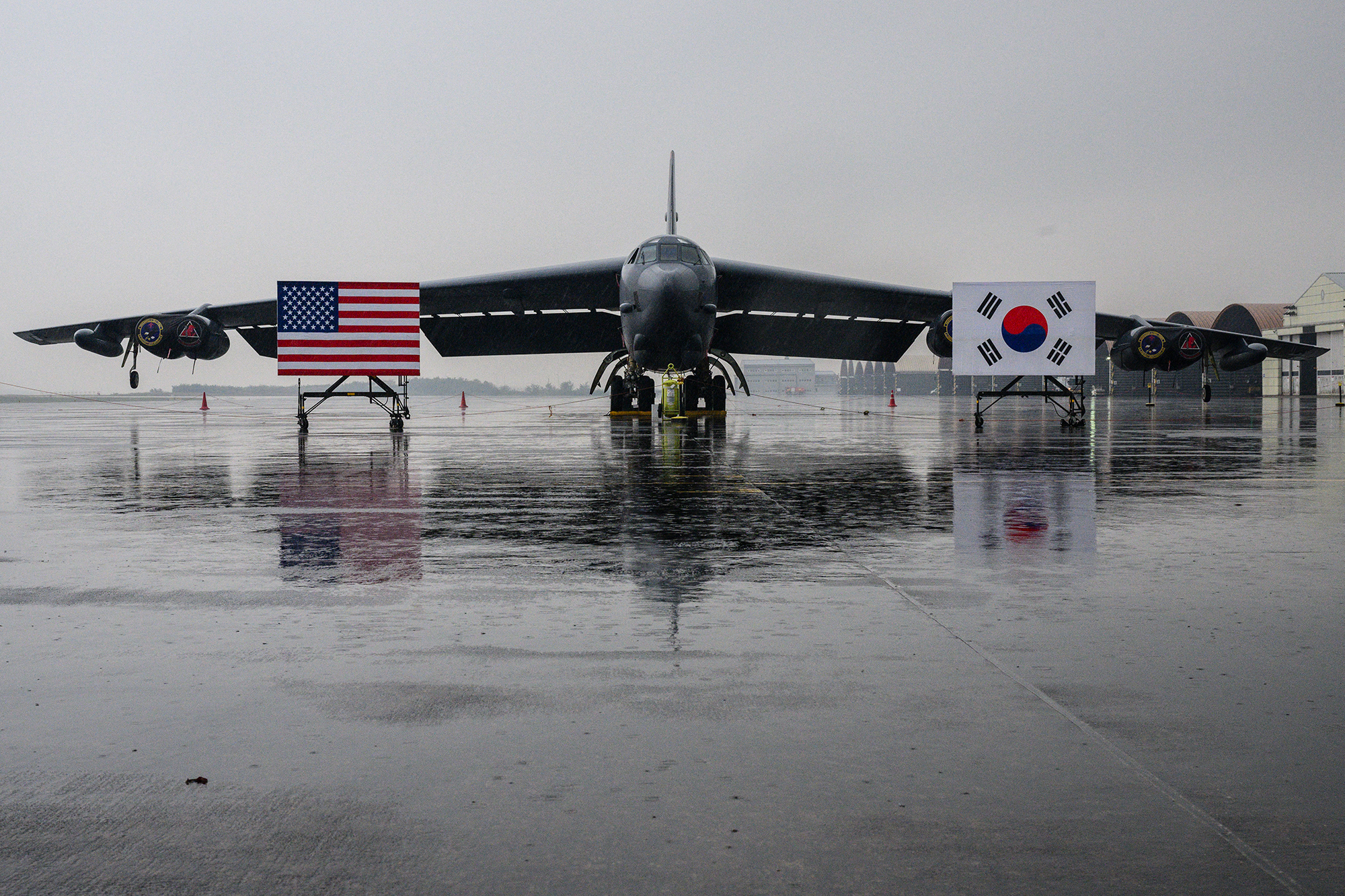 US-Langstreckenbomber des Typs B-52H am Stützpunkt der südkoreanischen Luftwaffe in Cheongju (Bild: Anthony Wallace/AFP)