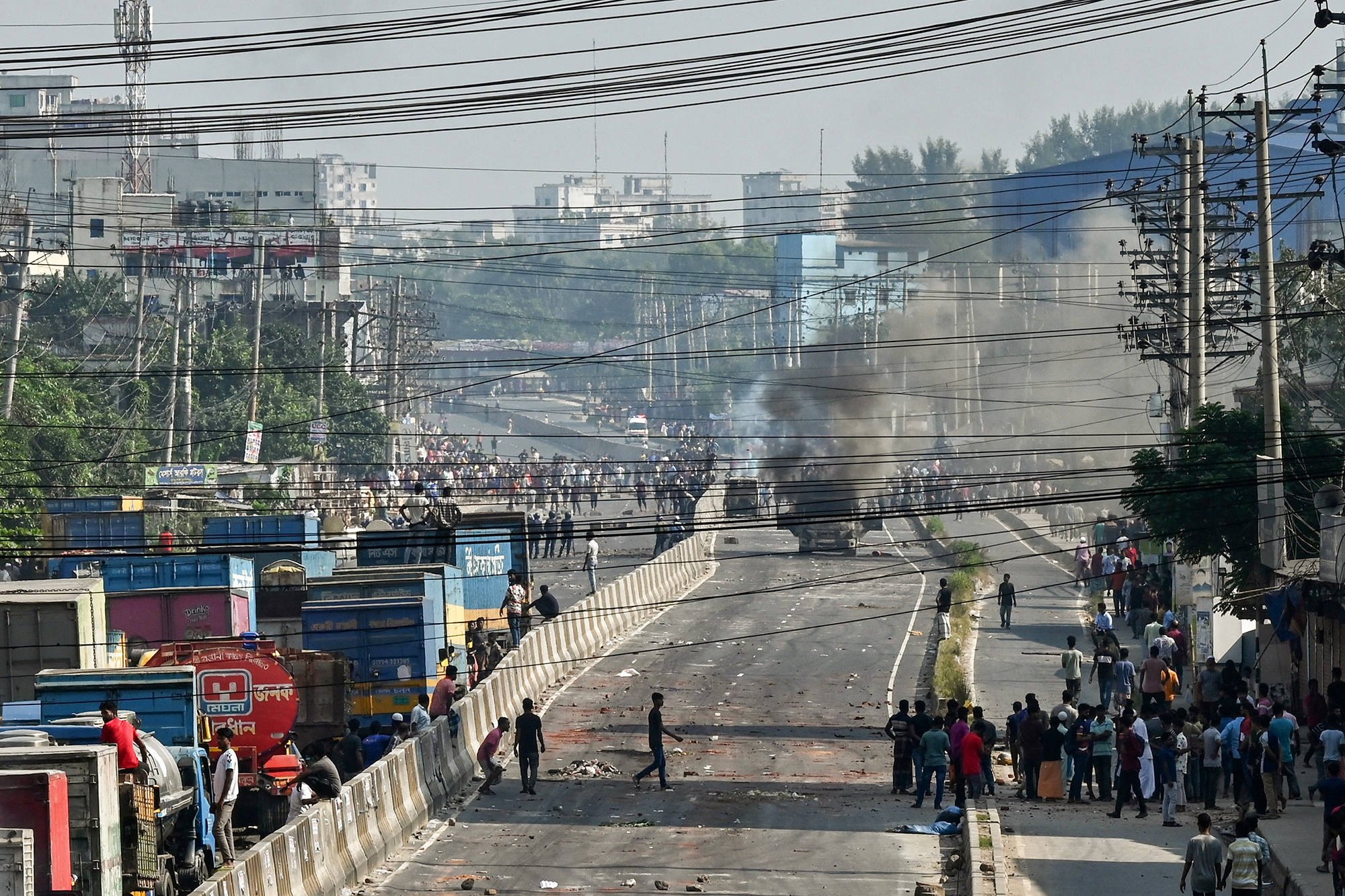 Ein brennender Lastwagen, den Textilarbeiter in Shafipur bei ihrem Protest angezündet haben (Bild: Munir Uz Zaman/AFP)