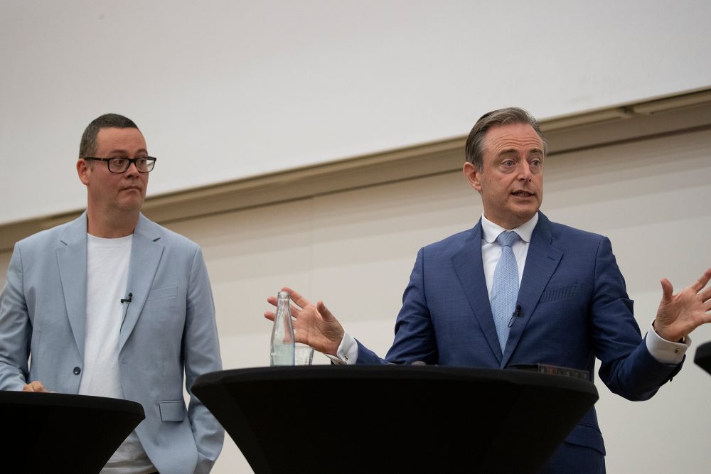 PTB-Parteivorsitzender Raoul Hedebouw (links) und N-VA-Chef Bart De Wever (Archivbild: Nicolas Maeterlinck/Belga)