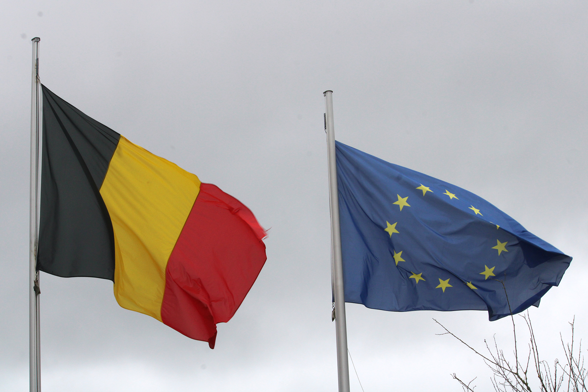 Belgische Flagge und EU-Flagge vor dem PDG