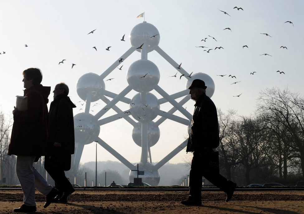Menschen vor dem Atomium in Brüssel