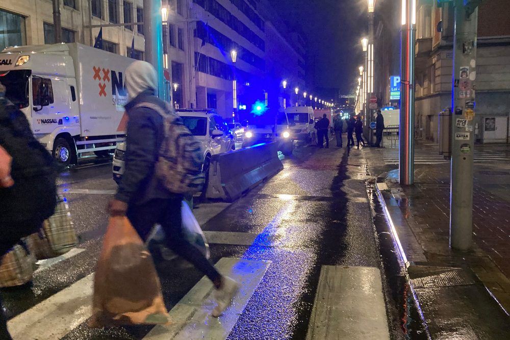 Die Polizei verweist die Besetzer des "Toc Toc Nicole"-Gebäudes in der Rue de la Loi in Brüssel des Hauses (Bild: Lou Lampaert/Belga)