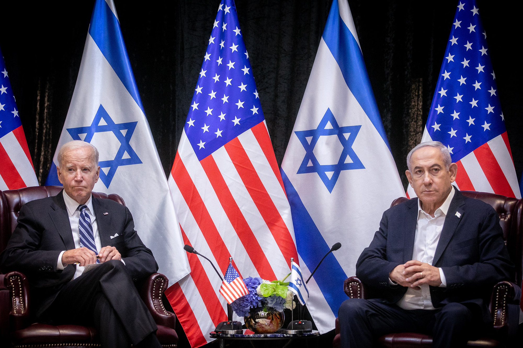 US-Präsident Biden mit Israels Premier Netanjahu in Tel Aviv (Bild: Miriam Alster/AFP)