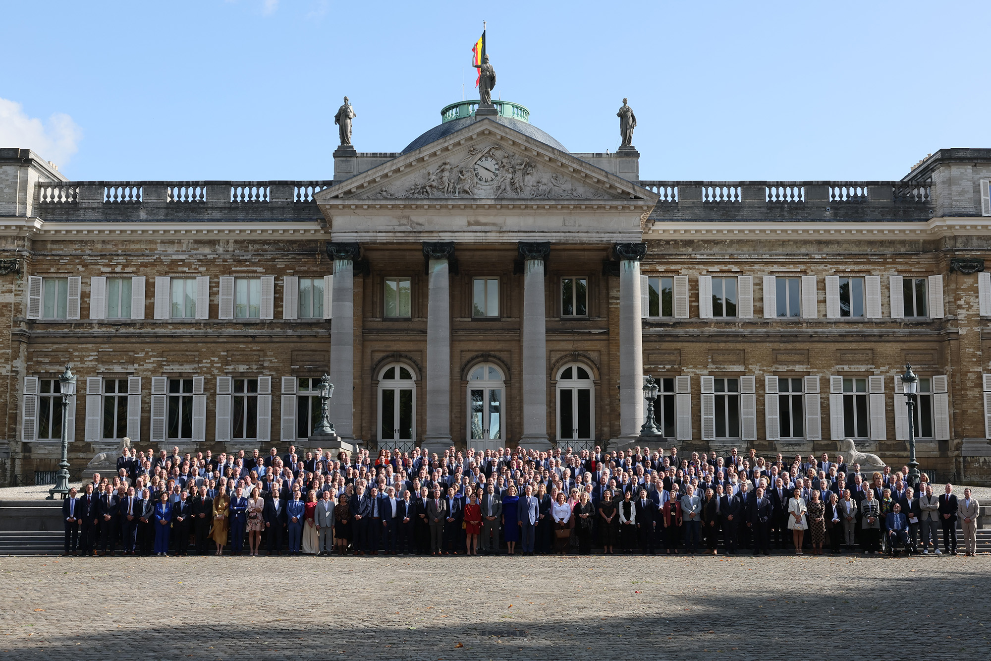 Das Königspaar mit den Bürgermeistern am Dienstag vor Schloss Laeken (Bild: Benoit Doppagne/Belga)