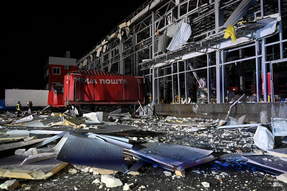 Das Postverteilerzentrum in Charkiw nach dem Raketenangriff (Bild: Sergey Bobok/AFP)